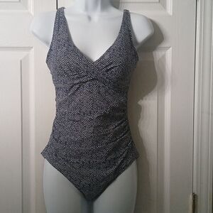 NIPTUCK Swim  Multi Fit Cup One Piece Swimsuit Sz 6 Navy blue white
